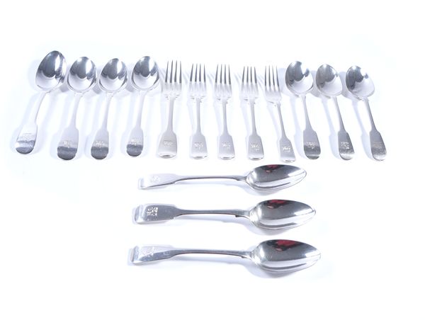 A GROUP OF SILVER FIDDLE PATTERN TABLE FLATWARE (52)