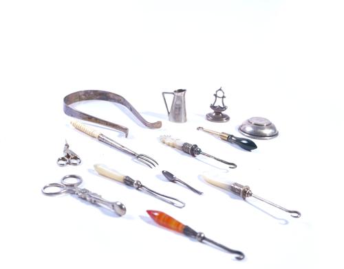 A GROUP OF THIRTEEN ITEMS (13)