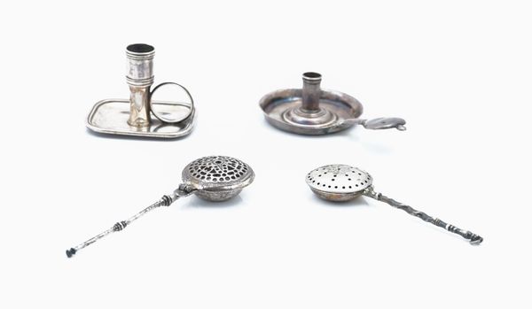 TWO MINIATURE WARMING PANS AND TWO MINIATURE CANDLE HOLDERS (4)