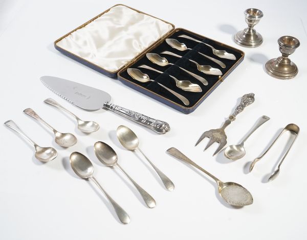 A SET OF SIX SILVER GRAPEFRUIT SPOONS AND FURTHER MOSTLY FLATWARE (QTY)