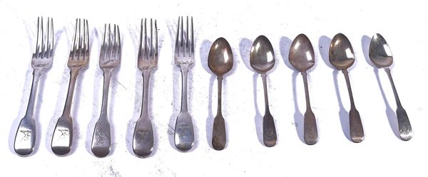 A GROUP OF SILVER FIDDLE PATTERN TABLE FLATWARE (10)