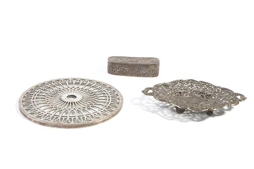 A CHINESE DISH AND TWO FURTHER ITEMS (3)