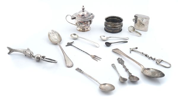 A SILVER VESTA CASE AND FOURTEEN FURTHER ITEMS OF SILVER, FOREIGN AND PLATED WARES (15)