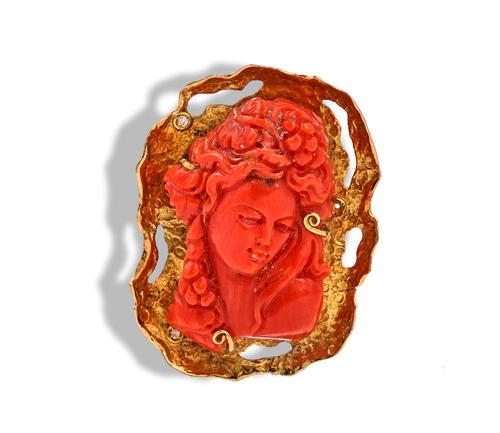 A GOLD AND CORAL PENDANT