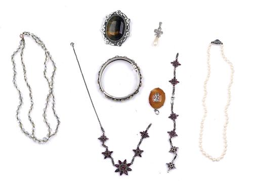 A TWO ROW NECKLACE OF MOONSTONE BEADS AND SEVEN FURTHER ITEMS OF JEWELLERY (8)