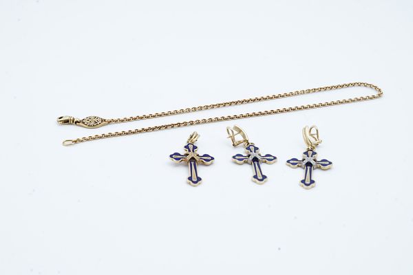 A GOLD, DIAMOND SET AND ENAMELLED PENDANT CROSS, A MATCHING PAIR OF EARRINGS AND A NECKCHAIN (3)