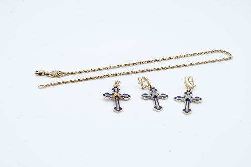 A GOLD, DIAMOND SET AND ENAMELLED PENDANT CROSS, A MATCHING PAIR OF EARRINGS AND A NECKCHAIN (3)