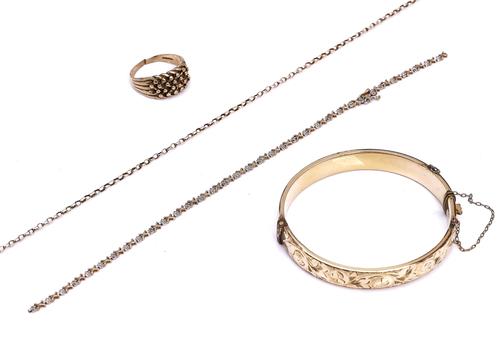 A 9CT GOLD RING AND THREE FURTHER ITEMS (4)