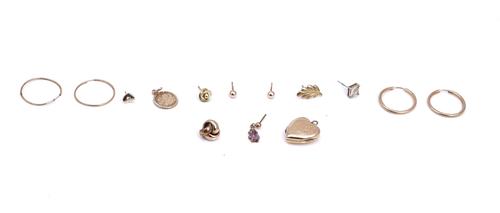 A 9CT GOLD HEART SHAPED PENDANT LOCKET AND FURTHER JEWELLERY (11)