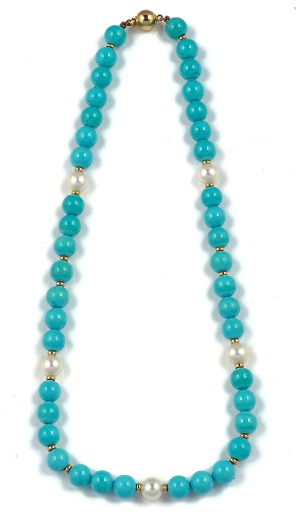 A SINGLE ROW NECKLACE OF TURQUOISE BEADS