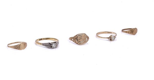 A GOLD AND PLATINUM, DIAMOND RING AND FOUR FURTHER GOLD RINGS (5)