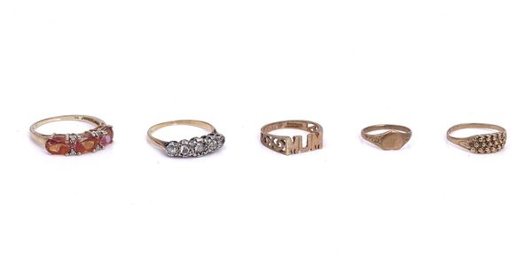A GOLD AND DIAMOND FIVE STONE RING AND FOUR FURTHER GOLD RINGS (4)
