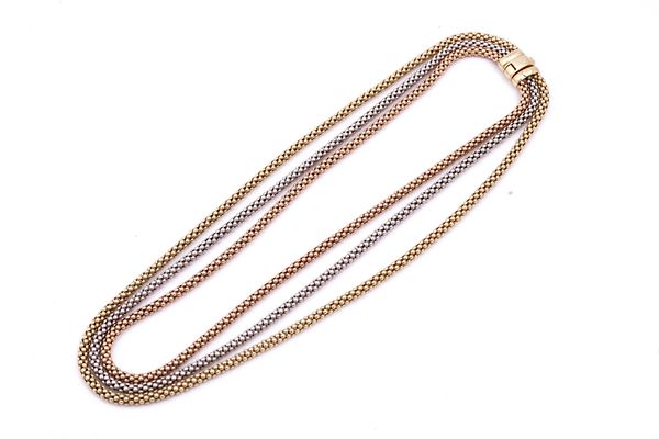 A THREE COLOUR GOLD GRADUATED CHAIN LINK NECKLACE