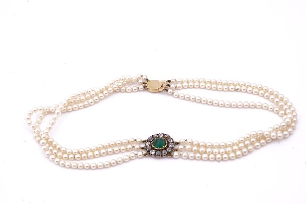 A THREE ROW NECKLACE OF CULTURED PEARLS