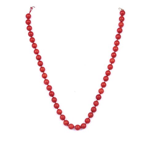 A SINGLE ROW NECKLACE OF CORAL BEADS