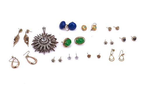 A COLOURLESS PASTE SET PENDANT AND TWELVE PAIRS OF EARRINGS (13)