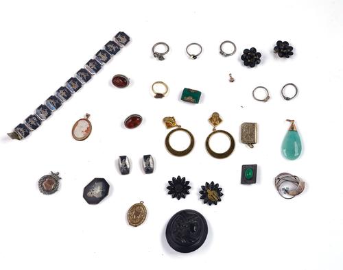 A GROUP OF JEWELLERY (QTY)