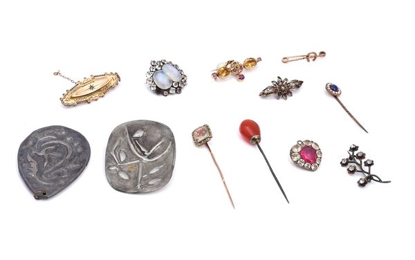 A 9CT GOLD BROOCH AND ELEVEN FURTHER ITEMS (12)