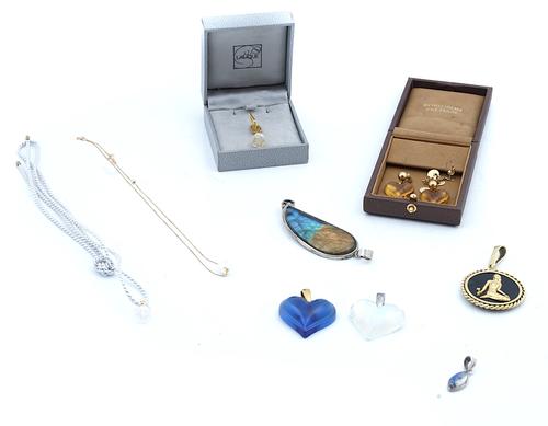 AN 18CT GOLD MOUNTED BLACK ONYX PENDANT AND EIGHT FURTHER ITEMS OF JEWELLERY (9)