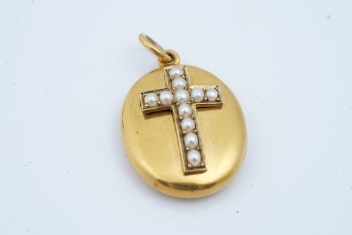 A VICTORIAN GOLD AND HALF PEARL SET OVAL PENDANT LOCKET