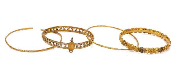 A MIDDLE EASTERN GOLD BANGLE AND THREE FURTHER GOLD BANGLES (4)
