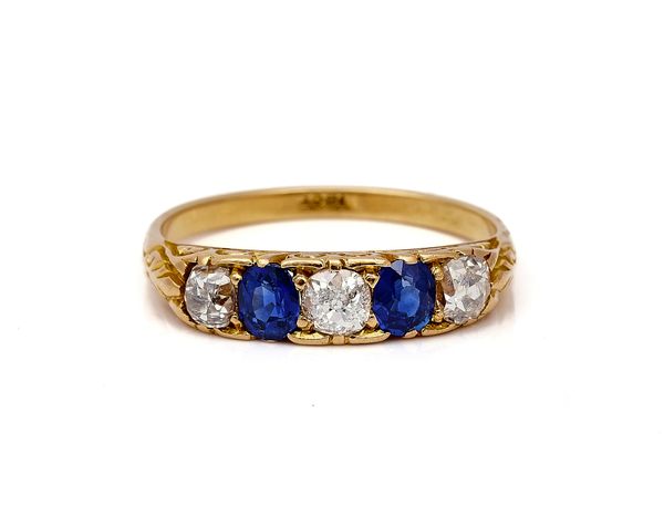 A GOLD, DIAMOND AND SAPPHIRE FIVE STONE RING