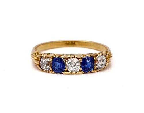 A GOLD, DIAMOND AND SAPPHIRE FIVE STONE RING