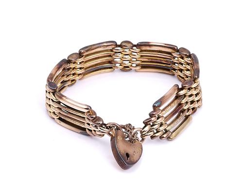 A GOLD GATE LINK BRACELET