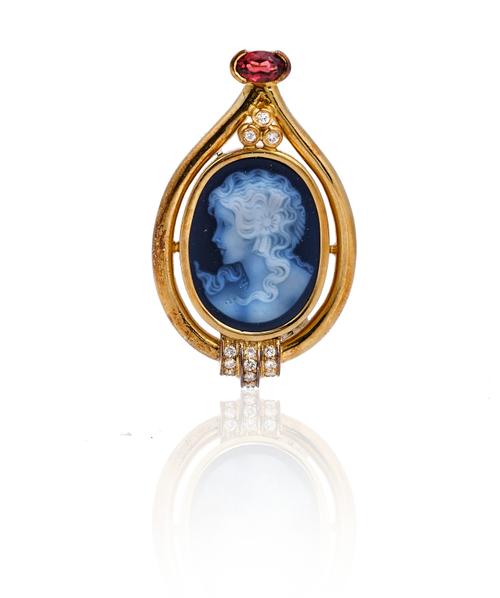 A GOLD, DIAMOND, GARNET AND AGATE CAMEO PENDANT BROOCH