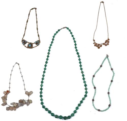 A VICTORIAN SILVER OVAL PENDANT LOCKET AND FURTHER JEWELLERY (QTY)