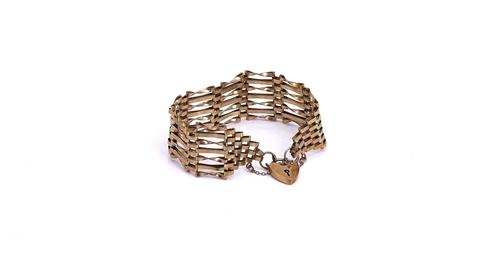 A GOLD GATE LINK BRACELET