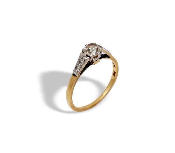 A GOLD, PLATINUM AND DIAMOND RING