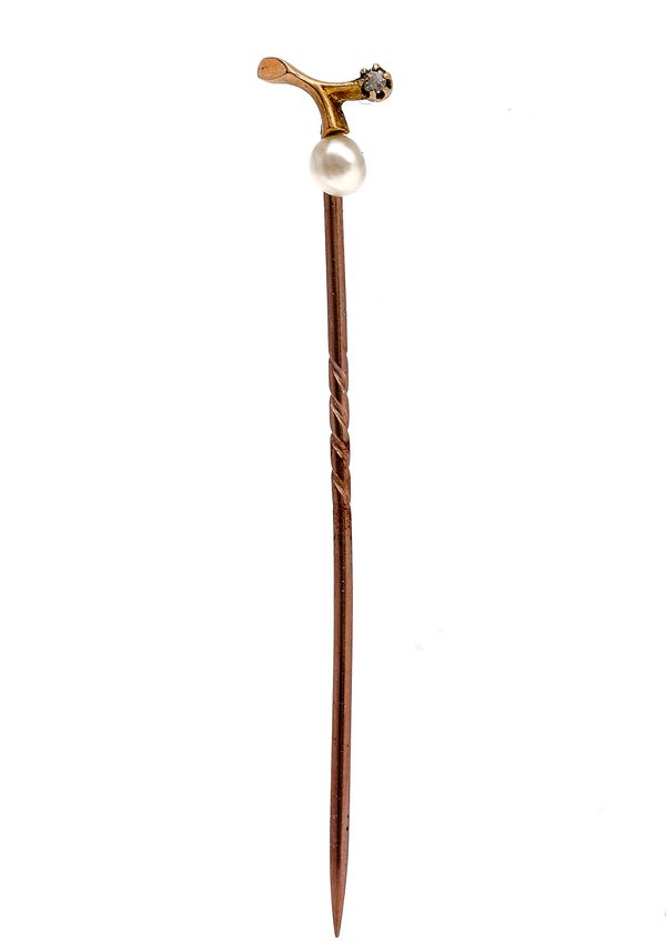A GOLD, PEARL AND DIAMOND STICK PIN