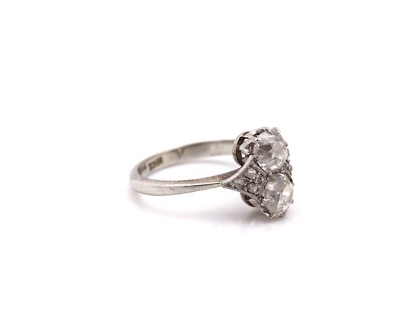 A WHITE GOLD AND PLATINUM DIAMOND RING