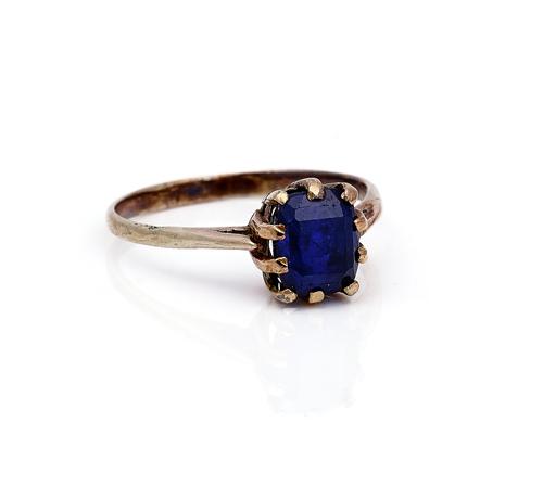 A SAPPHIRE SINGLE STONE RING