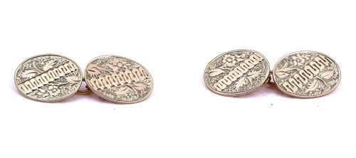 A PAIR OF GOLD CUFFLINKS