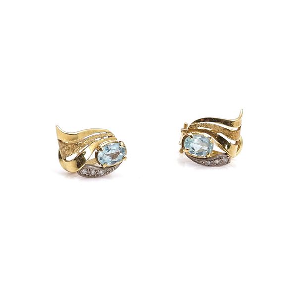 A PAIR OF GOLD, AQUAMARINE AND DIAMOND EARCLIPS