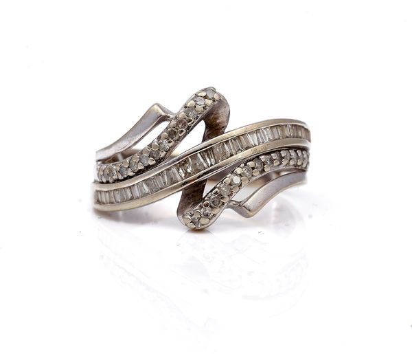 A 9CT WHITE GOLD AND DIAMOND RING