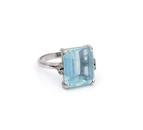 AN AQUAMARINE AND DIAMOND RING