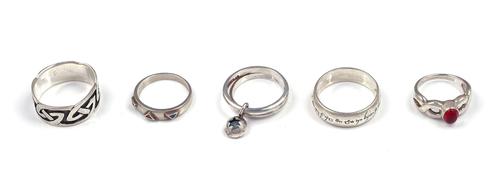 A GROUP OF SILVER AND OTHER JEWELLERY (QTY)