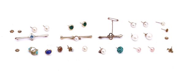 THREE BAR BROOCHES AND VARIOUS EARRINGS (QTY)