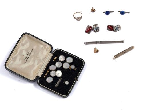 A 9CT GOLD AND COLOURLESS GEM SET CLUSTER RING AND FURTHER ITEMS (QTY)