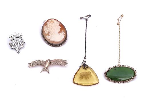 A 9CT GOLD BROOCH AND FOUR FURTHER ITEMS (5)