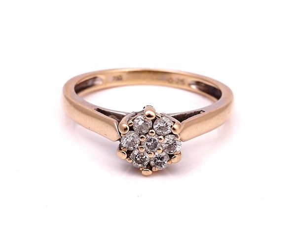 AN 18CT GOLD AND DIAMOND SEVEN STONE CLUSTER RING