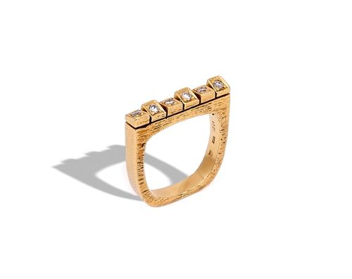 A GOLD AND DIAMOND RING