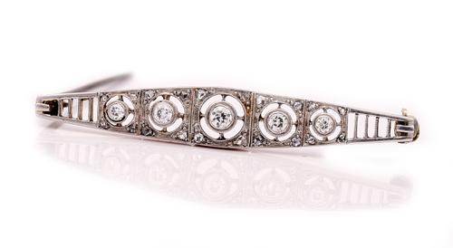 A GOLD AND PLATINUM FRONTED DIAMOND BROOCH