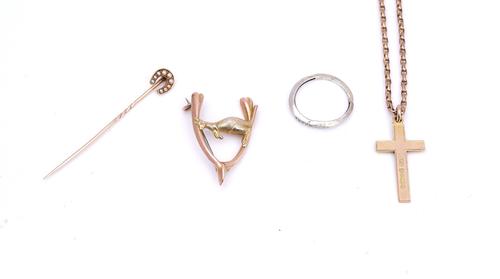 A 9CT GOLD PENDANT CROSS WITH A GOLD NECKCHAIN AND THREE FURTHER ITEMS (5)