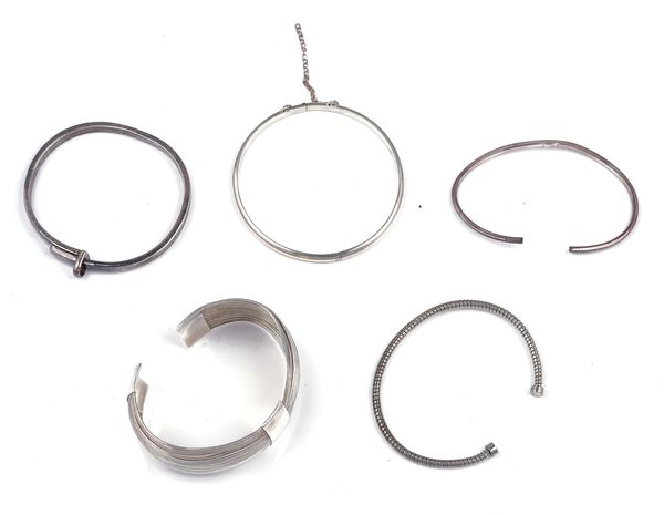 A GROUP OF SILVER AND OTHER JEWELLERY (35)