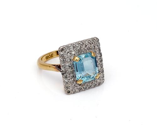 A GOLD, AQUAMARINE AND DIAMOND RECTANGULAR CLUSTER RING