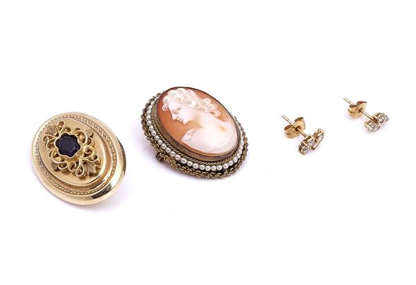 A PAIR OF 18CT GOLD AND DIAMOND EARSTUDS AND TWO BROOCHES (3)